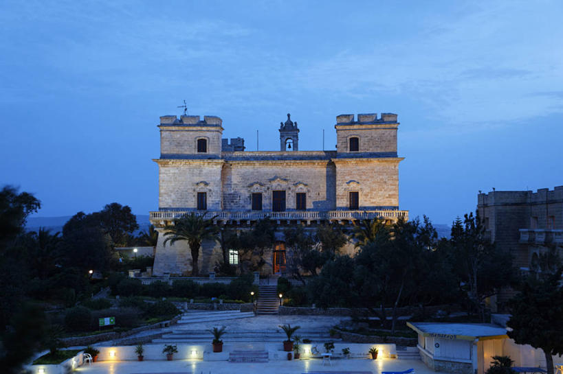 无人,横图,室外,夜晚,正面,旅游,度假,植物,标志建筑,地标,建筑,酒店,路灯,照明,欧洲,马耳他,阴影,光线,影子,灯光,娱乐,建设,灯,树,树木,绿色,自然,享受,休闲,旅游胜地,放松,生长,成长,照亮,照明设备,马耳他共和国,彩图,旅店