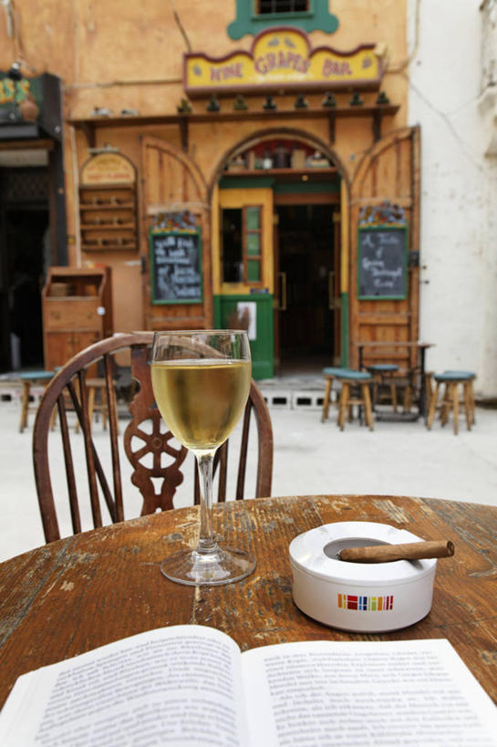 红酒,葡萄酒,无人,餐厅,竖图,室外,白天,正面,度假,美景,餐桌,桌子,城市风光,城市,杯子,香烟,书籍,欧洲,马耳他,一本,阴影,光线,高脚杯,影子,陶瓷,墙,景观,陶瓷制品,红酒杯,白葡萄酒,酒类,一杯,娱乐,墙壁,墙面,玻璃制品,酒,饮料,一个,阳光,酒杯,黑板,书本,享受,休闲,雪茄,烟,景色,放松,教学,单个,餐台,烟灰缸,葡萄酒杯,烟碟,烟盅,耐磨,淡定,马耳他共和国,教学黑板,从容,戈佐岛,玻璃杯,书,图书,烟草,彩图,餐馆,饭店,饭馆