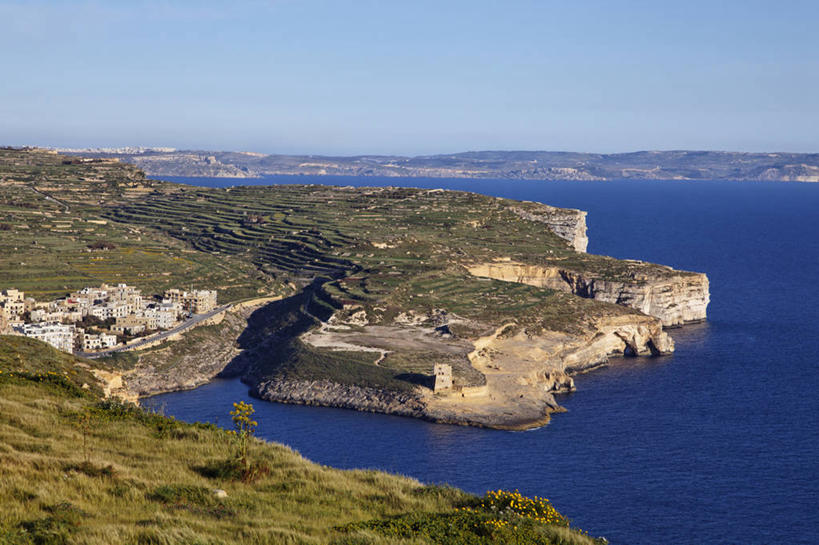 无人,横图,俯视,室外,白天,旅游,度假,草地,草坪,海浪,海洋,美景,山,山脉,植物,欧洲,马耳他,阴影,光线,影子,景观,浪花,山峰,山峦,娱乐,草,蓝色,绿色,蓝天,天空,阳光,自然,海水,群山,天,享受,休闲,景色,放松,晴朗,自然风光,海景,万里无云,马耳他共和国,戈佐岛,大海,风浪,海,海水的波动,近岸浪,涌浪,晴空,晴空万里,彩图,高角度拍摄