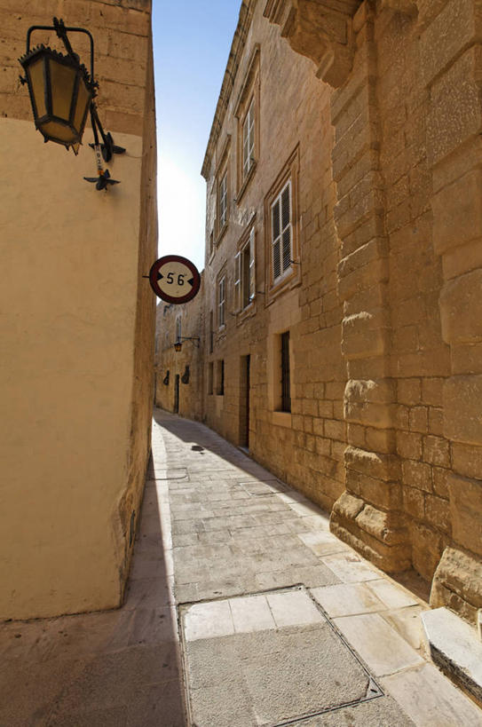 无人,家,竖图,室外,白天,正面,度假,美景,城市风光,城市,道路,路,公路,照明,欧洲,马耳他,阴影,光线,壁灯,影子,房屋,墙,屋子,景观,公寓,灯光,交通,娱乐,洋房,楼房,墙壁,墙面,住宅,灯,蓝色,蓝天,天空,阳光,灯具,天,享受,休闲,景色,放松,晴朗,照亮,照明设备,万里无云,马耳他共和国,姆迪纳,晴空,晴空万里,马路,彩图,房子