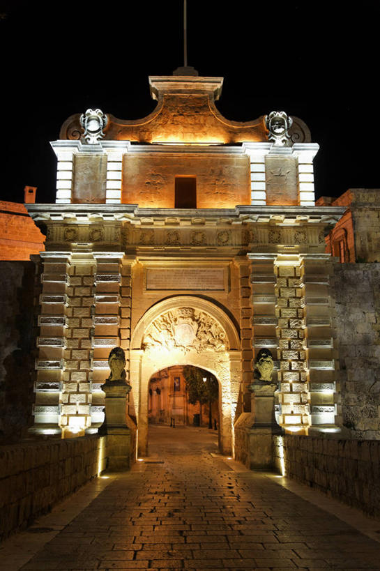 无人,竖图,室外,夜晚,正面,旅游,度假,名胜古迹,门,标志建筑,道路,地标,建筑,路,夜景,公路,欧洲,马耳他,阴影,遗迹,光线,影子,堡垒,城堡,灯光,交通,古迹,文物,娱乐,建设,古建筑,门框,享受,休闲,旅游胜地,放松,要塞,古文明,马耳他共和国,设防,姆迪纳,马路,彩图