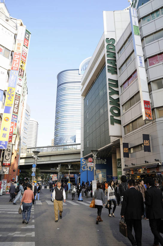 东方人,家,高楼大厦,站,走,竖图,室外,白天,仰视,旅游,度假,标志建筑,大厦,道路,地标,建筑,摩天大楼,人行横道,公路,东京,日本,亚洲,行人,游客,游人,阴影,服装,光线,影子,房屋,屋子,公寓,人行道,交通,许多人,注视,休闲装,黄种人,娱乐,建设,洋房,楼房,路人,旅客,住宅,衣服,蓝色,蓝天,天空,阳光,天,观察,看,站着,一群人,享受,休闲,休闲服,旅游胜地,放松,服饰,晴朗,观看,察看,关注,人行横道线,东亚,本州,万里无云,关东地方,本州岛,日本国,东京都,过客,男人,男性,年轻男性,年轻女性,女人,女性,亚洲人,晴空,晴空万里,斑马线,马路,步行,散步,站立,走路,半身,彩图,低角度拍摄,房子,大楼,高层建筑,高楼,摩天楼,阳光60大厦