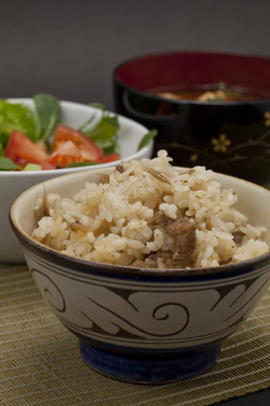 米饭,无人,竖图,俯视,室内,特写,白天,烹饪,餐桌,桌子,萝卜,胡萝卜,蔬菜,阴影,朦胧,模糊,新鲜,反射,影子,陶瓷,日本料理,味增汤,料理,食品,陶瓷制品,饭,菜肴,美食,食物,三个,容器,碗,日式料理,日式,佳肴,有机食品,绿色食品,餐台,储藏,五谷,储存,黄萝卜,番萝卜,红萝卜,甘荀,彩图,高角度拍摄,丁香萝卜,胡芦菔金,金笋,贮存