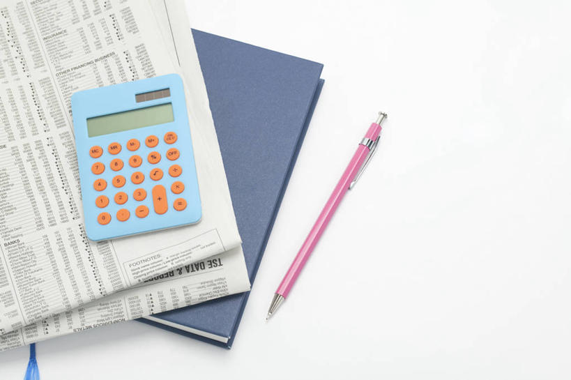 无人,横图,俯视,室内,特写,白天,白色背景,阅读,计算器,静物,报纸,书籍,学习,阴影,反射,计算,科学,信息,笔,影子,办公用品,记事本,文具,本子,笔记本,铅笔,学习用品,浏览,理财,财务,摄影,影棚,新闻,文具用品,数学,自动铅笔,书,图书,彩图,高角度拍摄,影棚拍摄,拍摄,报刊