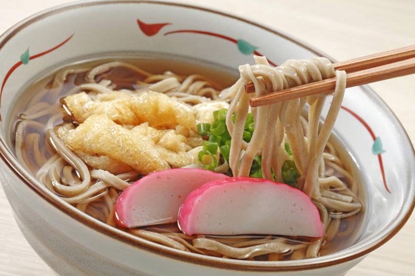 面食,面条,豆腐,无人,横图,俯视,室内,特写,白天,烹饪,餐桌,筷子,桌子,蔬菜,餐具,一双,阴影,新鲜,反射,影子,陶瓷,葱,青葱,面,肉,鱼肉,日本料理,料理,食品,陶瓷制品,文化,传统,拉面,菜肴,美食,肉类,食物,容器,碗,日式料理,日式,摄影,荞麦面,佳肴,有机食品,绿色食品,影棚,餐台,储藏,礼节,豆制品,储存,礼仪,鱼饼,进餐用具,彩图,高角度拍摄,影棚拍摄,拍摄,贮存