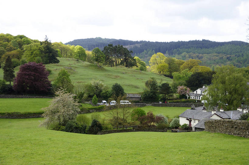 无人,家,横图,室外,白天,正面,旅游,度假,草地,草坪,美景,山,山脉,树林,植物,英国,欧洲,阴影,光线,影子,房屋,屋子,景观,山峰,云,云朵,山峦,云彩,娱乐,楼房,英格兰,住宅,草,树,树木,蓝色,绿色,白云,蓝天,天空,阳光,自然,群山,天,享受,休闲,景色,放松,生长,晴朗,成长,西欧,自然风光,大不列颠,大不列颠及北爱尔兰联合王国,英吉利,坎布里亚,坎布里亚郡,晴空,彩图,房子,行政区,大不列颠王国,大英帝国,联合王国,日不落帝国,西北英格兰