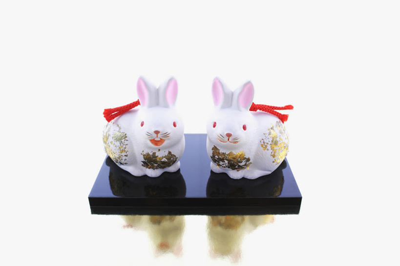 无人,站,横图,俯视,室内,特写,白天,白色背景,哺乳动物,静物,雕塑,阴影,艺术,装饰,反射,兔子,雕刻,雕像,影子,注视,文化,传统,十二生肖,动物,工艺品,观察,看,站着,两只,属相,摄影,生肖,影棚,观看,纪念,兔,美术,察看,关注,主题,陈列,功能,美学,兽历,陶瓷雕塑,站立,彩图,高角度拍摄,全身,影棚拍摄,拍摄