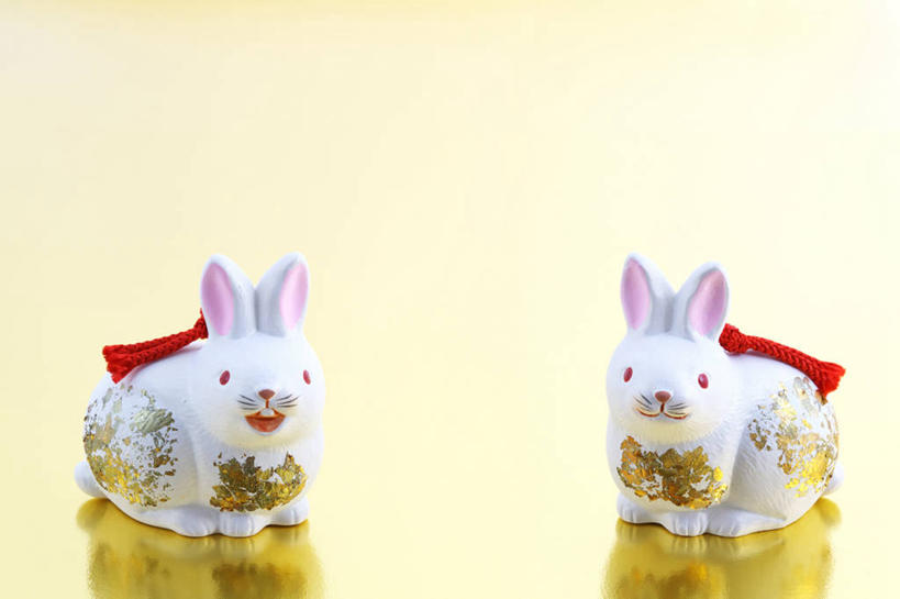 无人,站,横图,俯视,室内,特写,白天,哺乳动物,静物,雕塑,阴影,黄色背景,艺术,装饰,反射,兔子,雕刻,雕像,影子,注视,文化,传统,十二生肖,动物,工艺品,观察,看,站着,两只,属相,摄影,生肖,影棚,观看,纪念,兔,美术,察看,关注,主题,陈列,功能,美学,兽历,陶瓷雕塑,站立,彩图,高角度拍摄,全身,影棚拍摄,拍摄