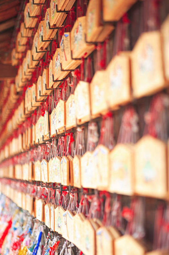 无人,竖图,室外,特写,白天,正面,旅游,度假,名胜古迹,标志建筑,地标,建筑,京都,日本,亚洲,一排,节日,朦胧,模糊,遗迹,整齐,并列,并排,纸,便签,古迹,文化,文物,娱乐,建设,古建筑,排列,祈祷,享受,休闲,健康,旅游胜地,放松,许愿,宗教,信仰,京都府,纪念,祈求,神殿,队列,平行,古文明,东亚,本州,本州岛,日本国,近畿地方,近畿,县厅,京都市,伏见稻荷大社,平安,彩图,许愿签