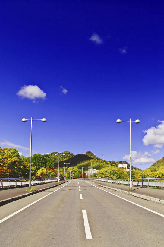 无人,竖图,室外,白天,正面,消失点,旅游,度假,美景,山,山脉,树林,植物,道路,路,路灯,公路,照明,北海道,日本,亚洲,阴影,光线,影子,景观,山峰,云,云朵,灯光,分界线,停车线,交通,山峦,云彩,娱乐,灯,树,树木,蓝色,绿色,白云,蓝天,天空,阳光,自然,群山,天,享受,休闲,景色,放松,生长,晴朗,成长,车行道,车行道分界线,照亮,照明设备,自然风光,标线,东亚,车行线,札幌,日本国,北海道地方,北海道岛,县厅,南区,晴空,马路,彩图,没影点,灭点,定山溪,札幌市