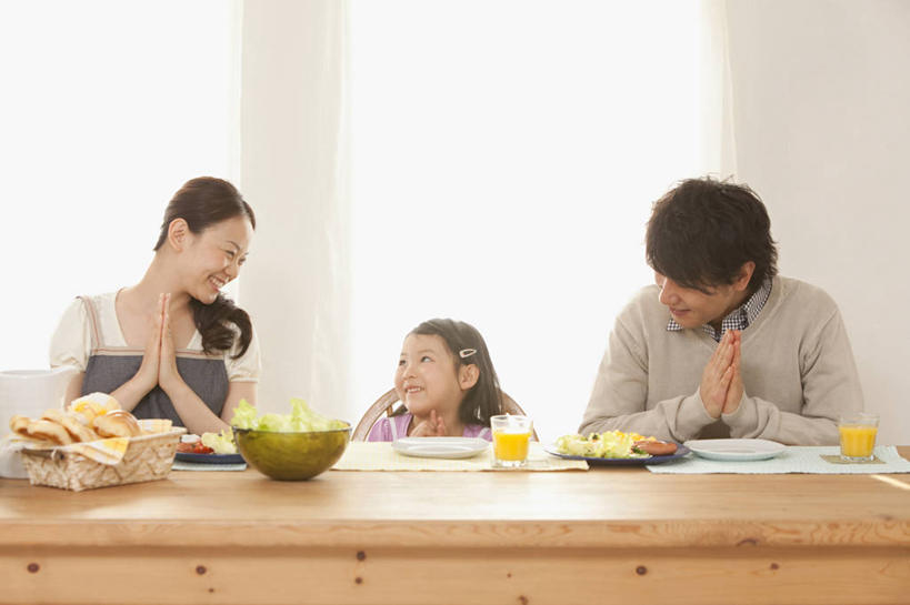 点心,面包,果汁,东方人,儿童,三个人,家庭,夫妻,母亲,父亲,女儿,坐,笑,交叉,微笑,露齿笑,横图,室内,白天,正面,爱情,纯洁,窗户,桌面,桌子,竹子,蔬菜,杯子,亚洲,竹制,服装,朦胧,模糊,新鲜,编织,木制,篮子,陶瓷,墙,生食,蔬菜沙拉,沙拉,橙汁,食品,面点,陶瓷制品,饮品,浪漫,祝福,扭头,注视,休闲装,黄种人,吐司,色拉,沙律,玻璃窗,墙壁,墙面,玻璃制品,食物,糕点,饮料,虔诚,小孩,衣服,白色,餐巾,木制品,容器,水杯,竹篮,碗,观察,看,祈祷,双手合十,转头,休闲,温暖,温馨,父女,母女,三口之家,一家人,休闲服,恩爱,父爱,可爱,母爱,童年,童趣,恋人,服饰,有机食品,绿色食品,观看,色拉酱,储藏,竹条,法式面包,交织,和睦,察看,竹制品,甜橙,储存,关注,可口,感谢,千岛酱,合掌,童真,吐司面包,烂漫,无邪,合十礼,合掌礼,合十,莲华合掌,感恩,穿插,适口,保洁方巾,口布,天真,男人,男性,年轻男性,年轻女性,女孩,女人,女性,亚洲人,孩子,年轻人,夫妇,情侣,玻璃杯,橙子,橙,坐着,半身,彩图,多士,听型面包,鹄壳,黄橙,黄果,金橙,金环,金球,糖橙,伴侣,融洽,贮存,女生