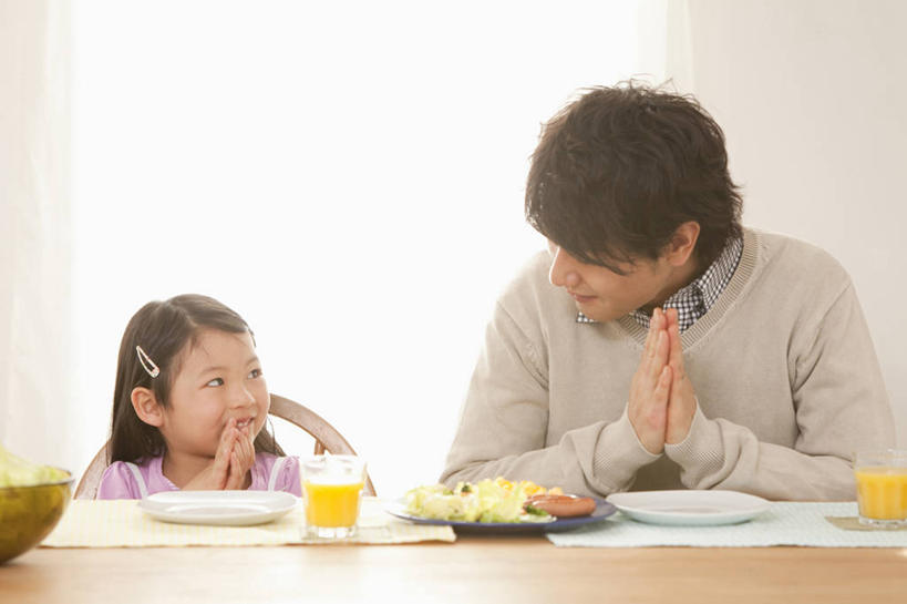 果汁,东方人,儿童,两个人,家庭,父亲,女儿,坐,笑,微笑,横图,室内,白天,正面,纯洁,餐桌,窗户,桌子,蔬菜,杯子,餐具,亚洲,服装,朦胧,模糊,新鲜,装饰,木制,碟子,盘,头饰,墙,生食,蔬菜沙拉,沙拉,橙汁,食品,饮品,祝福,扭头,注视,休闲装,黄种人,色拉,沙律,玻璃窗,墙壁,墙面,玻璃制品,食物,饮料,虔诚,小孩,衣服,白色,盘子,发夹,发饰,夹子,木制品,容器,饰品,水杯,碟,碗,观察,看,祈祷,双手合十,转头,休闲,温暖,温馨,父女,一家人,休闲服,父爱,可爱,童年,童趣,服饰,有机食品,绿色食品,餐台,观看,色拉酱,储藏,华丽,修饰,点缀,和睦,察看,甜橙,储存,关注,可口,感谢,千岛酱,合掌,童真,烂漫,无邪,配饰,合十礼,合掌礼,合十,莲华合掌,感恩,衬托,美观,雅致,雅观,适口,天真,男人,男性,年轻男性,女孩,亚洲人,孩子,年轻人,玻璃杯,橙子,橙,坐着,半身,彩图,鹄壳,黄橙,黄果,金橙,金环,金球,糖橙,融洽,贮存,女生