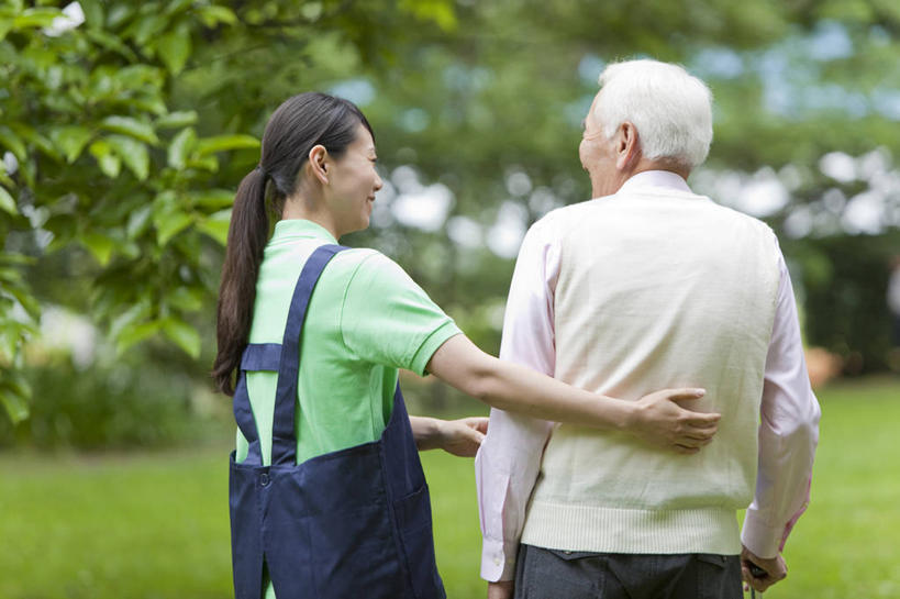 东方人,两个人,走,抱,笑,微笑,露齿笑,横图,室外,白天,T恤衫,草地,草坪,植物,亚洲,服装,朦胧,模糊,围裙,T恤,扭头,注视,休闲装,黄种人,草,树,树木,背面,衣服,绿色,自然,观察,看,转头,护工,休闲,休闲服,护理,服饰,生长,成长,抱着,观看,照顾,察看,搂着,关注,护理工,照看,护理员,老年男性,男人,男性,年轻女性,女人,女性,亚洲人,步行,搂,搂抱,散步,走路,半身,彩图