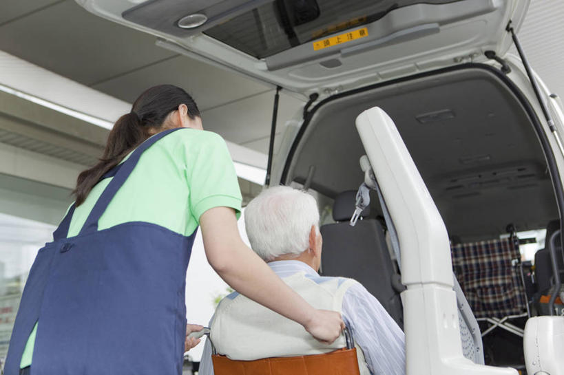 东方人,两个人,病人,站,坐,横图,室外,白天,仰视,汽车,亚洲,一辆,握,服装,朦胧,模糊,工具,围裙,面包车,休闲装,黄种人,车,衣服,轮椅,交通工具,复健,站着,护工,休闲,康复,休闲服,器械,护理,握着,服饰,照顾,医疗设备,载具,病患,医疗器械,残疾,残疾人,医疗工具,伤残,护理工,照看,护理员,辅助设备,残障,弱势群体,老年男性,男人,男性,年轻女性,女人,女性,亚洲人,患者,就医者,站立,坐着,半身,彩图,低角度拍摄