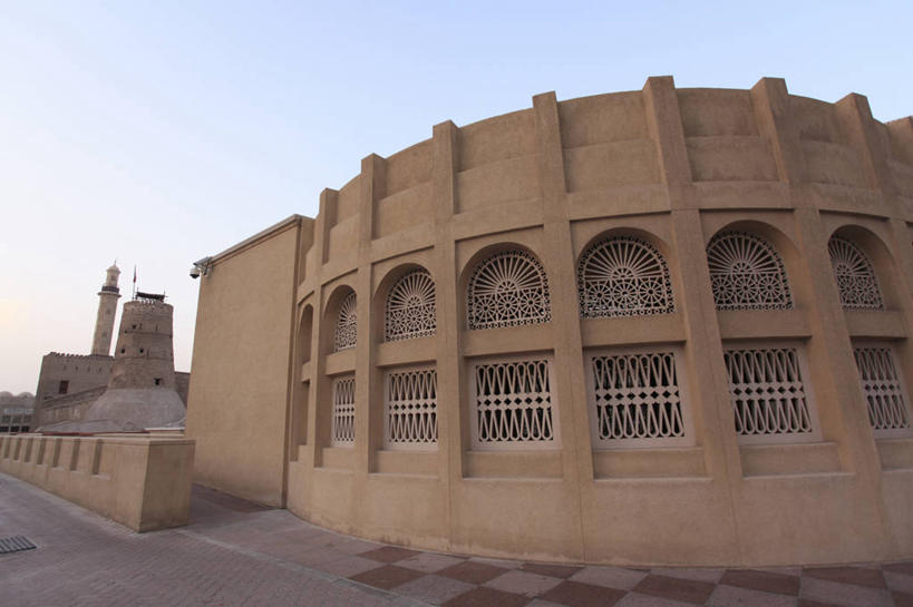 无人,博物馆,横图,室外,白天,仰视,旅游,度假,名胜古迹,标志建筑,道路,地标,建筑,路,阿联酋,亚洲,阴影,研究,遗迹,光线,影子,云,云朵,小路,交通,教育,云彩,古迹,文物,娱乐,建设,古建筑,国家博物馆,蓝色,白云,蓝天,天空,阳光,天,享受,休闲,旅游胜地,放松,晴朗,展览,欣赏,西亚,陈列,古文明,阿拉伯联合酋长国,迪拜,迪拜文化博物馆,杜拜,迪拜国家博物馆,典藏,晴空,彩图,低角度拍摄