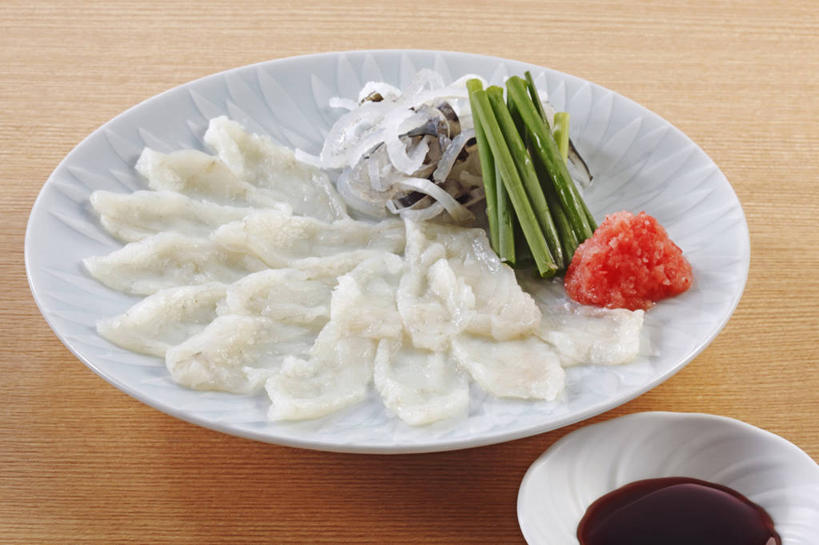 海鲜,生鱼片,无人,横图,俯视,室内,特写,白天,餐桌,桌子,辣椒,蔬菜,洋葱,餐具,阴影,新鲜,反射,碟子,盘,影子,陶瓷,调料,肉,鱼肉,鱼片,食品,陶瓷制品,调味品,调味料,酱油,水产,肉类,海洋生物,食物,盘子,容器,碟,碗,有机食品,绿色食品,餐台,储藏,河豚,河豚鱼,鸡泡鱼,气泡鱼,储存,玉葱,水生动物,海产品,水生物,肉食,海底动物,辣角,红海椒,大椒,辣虎,广椒,鲀鱼,河鲀,沙西米,豉油,洋葱丝,圆葱,洋葱头,球葱,辣子,红辣椒,海椒,番椒,葱头,彩图,高角度拍摄,贮存,刺身