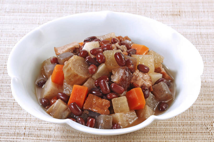 豆腐,无人,横图,俯视,室内,特写,白天,烹饪,植物,餐桌,桌子,豆,萝卜,胡萝卜,蔬菜,阴影,新鲜,反射,影子,陶瓷,豆类,豆子,红豆,日本料理,料理,食品,陶瓷制品,菜肴,美食,食物,一个,容器,碗,日式料理,日式,佳肴,有机食品,绿色食品,单个,餐台,储藏,豆制品,储存,黄萝卜,番萝卜,赤豆,豆科,红小豆,红萝卜,甘荀,彩图,高角度拍摄,丁香萝卜,胡芦菔金,金笋,贮存