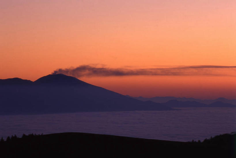 无人,横图,室外,白天,正面,旅游,度假,火山,石头,美景,日落,山,山脉,长野县,日本,亚洲,阴影,光线,石子,影子,景观,山顶,山峰,晚霞,霞光,落日,山峦,背光,娱乐,阳光,自然,黄昏,群山,享受,休闲,景色,彩霞,放松,自然风光,逆光,东亚,沉积岩,本州,关东地方,本州岛,日本国,中部地方,群马,群马县,长野,浅间山,轻井泽,颠峰,极峰,夕照,薄暮,水成岩,活火山,石块,岩石,夕阳,彩图,傍晚,斜阳