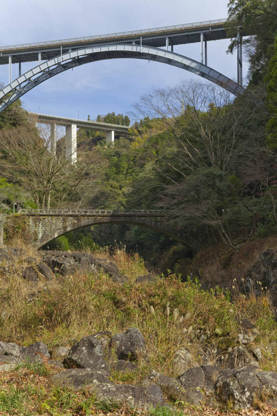 无人,竖图,室外,白天,仰视,旅游,度假,石头,美景,森林,山,山脉,树林,植物,大桥,立交桥,桥梁,日本,亚洲,阴影,光线,石子,影子,景观,山峰,高架,斜拉桥,桥,山峦,娱乐,树,树木,绿色,阳光,自然,群山,享受,休闲,景色,放松,生长,成长,自然风光,东亚,沉积岩,日本国,九州本岛,九州,九州岛,九州地方,宫崎,宫崎县,水成岩,高千穗,石块,岩石,彩图,低角度拍摄,高千穗町,西臼杵郡