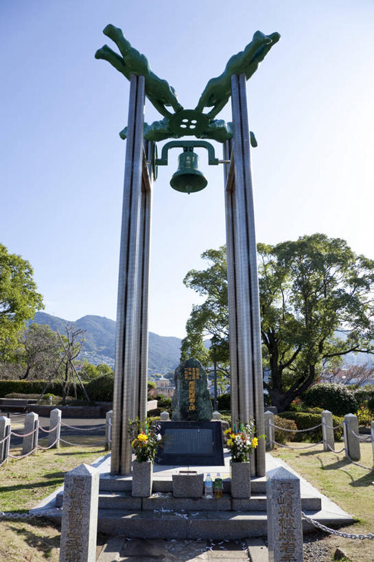 无人,竖图,室外,白天,正面,旅游,度假,草地,草坪,石头,山,山脉,植物,标志建筑,地标,建筑,雕塑,长崎,日本,亚洲,阴影,艺术,装饰,光线,雕刻,雕像,石子,影子,山峰,山峦,娱乐,建设,草,树,树木,蓝色,绿色,蓝天,天空,阳光,自然,工艺品,群山,天,享受,休闲,旅游胜地,放松,平和公园,生长,晴朗,成长,纪念,美术,主题,陈列,东亚,沉积岩,和平公园,万里无云,日本国,长崎县,九州本岛,九州,九州岛,九州地方,长崎市,功能,美学,县厅,水成岩,平和纪念公园,长崎平和公园,长崎平和纪念公园,石块,岩石,晴空,晴空万里,彩图