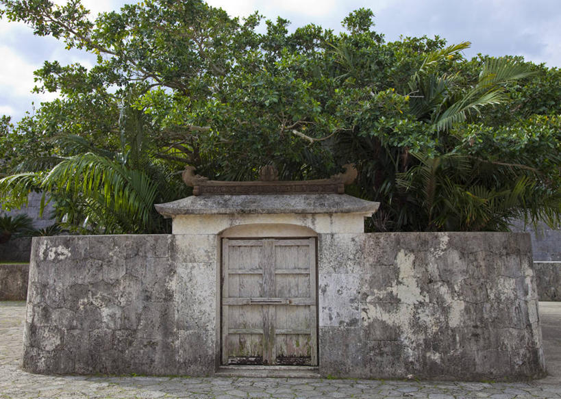 无人,横图,室外,白天,仰视,旅游,度假,石头,植物,标志建筑,地标,建筑,日本,亚洲,阴影,光线,石子,影子,墙,云,云朵,云彩,娱乐,建设,冲绳,那霸,首里城,墙壁,墙面,树,树木,蓝色,绿色,白云,蓝天,天空,阳光,自然,天,享受,休闲,旅游胜地,放松,生长,晴朗,成长,冲绳县,东亚,琉球群岛,日本国,九州地方,县厅,那霸市,石块,晴空,彩图,低角度拍摄,首里