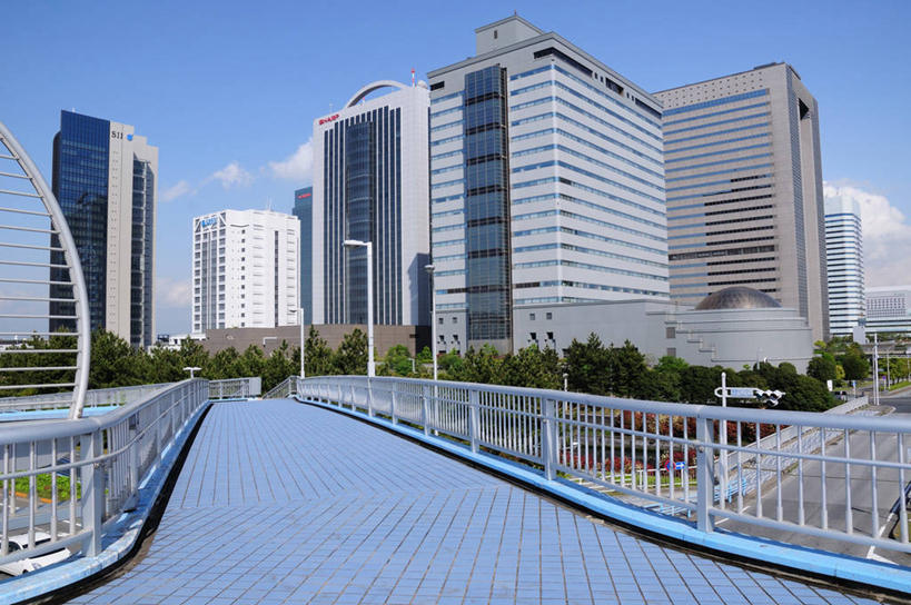 无人,高楼大厦,栏杆,横图,室外,白天,仰视,度假,美景,植物,城市风光,城市,大厦,建筑,摩天大楼,日本,亚洲,阴影,光线,影子,景观,云,云朵,围栏,千叶县,云彩,娱乐,建设,护栏,树,树木,蓝色,绿色,白云,蓝天,天空,阳光,自然,天,享受,休闲,景色,放松,生长,晴朗,成长,东亚,本州,关东地方,本州岛,日本国,千叶,晴空,彩图,低角度拍摄,大楼,高层建筑,高楼,摩天楼,幕张国际城