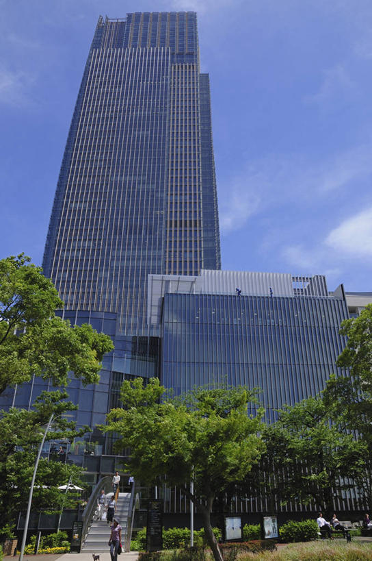 东方人,高楼大厦,竖图,室外,白天,仰视,度假,美景,植物,城市风光,城市,大厦,建筑,摩天大楼,东京,日本,亚洲,阴影,光线,影子,景观,黄种人,娱乐,建设,树,树木,蓝色,绿色,蓝天,天空,阳光,自然,天,享受,休闲,景色,放松,生长,晴朗,成长,东亚,本州,万里无云,关东地方,本州岛,日本国,东京都,赤坂,亚洲人,晴空,晴空万里,半身,彩图,低角度拍摄,大楼,高层建筑,高楼,摩天楼