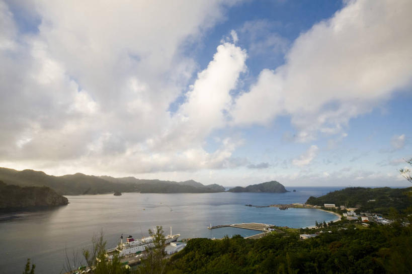 无人,横图,室外,白天,正面,旅游,度假,岛屿,海浪,海洋,石头,美景,沙滩,山,山脉,轮船,船,东京,日本,亚洲,阴影,光线,沙子,石子,影子,岛,海岸,景观,浪花,山顶,山峰,云,云朵,沙地,山峦,云彩,娱乐,蓝色,白云,蓝天,天空,阳光,自然,海水,交通工具,群山,天,享受,休闲,景色,放松,晴朗,自然风光,载具,海景,东亚,沉积岩,本州,关东地方,本州岛,日本国,东京都,颠峰,极峰,小笠原群岛,水成岩,父岛列岛,大海,风浪,海,海水的波动,海滩,近岸浪,列岛,群岛,石块,岩石,涌浪,诸岛,晴空,彩图