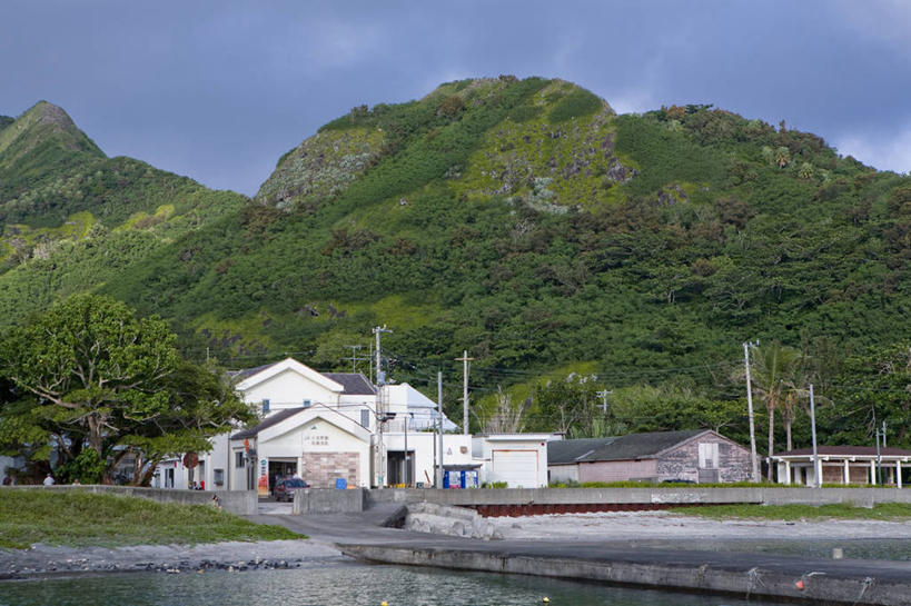 无人,家,横图,室外,白天,正面,旅游,度假,草地,草坪,岛屿,石头,美景,山,山脉,植物,东京,日本,亚洲,阴影,光线,石子,影子,房屋,屋子,岛,景观,山顶,山峰,云,云朵,山峦,云彩,娱乐,楼房,住宅,草,树,树木,蓝色,绿色,白云,蓝天,天空,阳光,自然,群山,天,享受,休闲,景色,放松,生长,晴朗,成长,自然风光,东亚,沉积岩,本州,关东地方,本州岛,日本国,东京都,颠峰,极峰,小笠原群岛,水成岩,小笠原村,小笠原支厅,列岛,群岛,石块,岩石,诸岛,晴空,彩图,房子,哈哈岛,母岛列岛