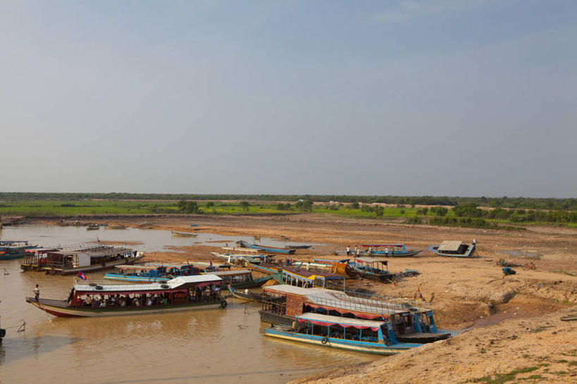 东方人,站,坐,横图,室外,白天,正面,旅游,度假,草地,草坪,湖,湖泊,美景,水,植物,船,柬埔寨,亚洲,行人,游客,游人,阴影,波纹,服装,光线,影子,地平线,河水,湖面,景观,水流,水面,辽阔,地面,涟漪,许多人,注视,休闲装,黄种人,娱乐,游轮,路人,旅客,游船,草,树,树木,衣服,蓝色,绿色,倒影,蓝天,水纹,天空,阳光,自然,交通工具,波浪,湖水,天,观察,看,站着,一群人,享受,休闲,广阔,休闲服,景色,放松,服饰,东南亚,生长,晴朗,成长,观看,一望无际,察看,倒映,关注,自然风光,载具,延伸,万里无云,高棉,柬埔寨王国,天地相交,水晕,旅游船,吉蔑,洞里萨湖,无边无际,一马平川,反照,过客,男人,男性,年轻男性,年轻女性,女人,女性,亚洲人,晴空,晴空万里,站立,坐着,彩图,全身