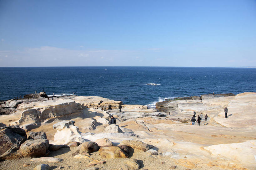 东方人,站,横图,室外,白天,正面,旅游,度假,海浪,海洋,石头,美景,沙滩,日本,亚洲,行人,游客,游人,阴影,服装,光线,沙子,石子,影子,海岸,景观,浪花,水平线,云,云朵,辽阔,海平线,沙地,许多人,云彩,注视,休闲装,黄种人,娱乐,路人,旅客,衣服,蓝色,白云,蓝天,天空,阳光,自然,海水,天,观察,看,站着,一群人,享受,休闲,广阔,休闲服,景色,放松,服饰,晴朗,观看,一望无际,察看,关注,自然风光,海景,东亚,本州,本州岛,日本国,近畿地方,近畿,和歌山,和歌山县,无边无际,一马平川,过客,男人,男性,年轻男性,年轻女性,女人,女性,亚洲人,大海,风浪,海,海水的波动,海滩,近岸浪,石块,岩石,涌浪,晴空,站立,彩图,全身,白滨町,西牟娄郡,水天相接,水天一线