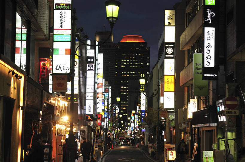 东方人,高楼大厦,商店,走,横图,彩色,室外,夜晚,正面,购物,度假,消费,美景,城市风光,超市,城市,大厦,道路,建筑,路,摩天大楼,霓虹灯,商场,夜景,东京,日本,亚洲,行人,游客,游人,阴影,服装,朦胧,模糊,光线,影子,景观,小路,灯光,七彩,交通,许多人,注视,休闲装,黄种人,娱乐,光源,建设,霓虹,路人,旅客,灯,衣服,观察,看,一群人,享受,休闲,休闲服,景色,放松,金融,百货,服饰,观看,察看,照明设备,关注,选购,贸易,百货公司,东亚,本州,关东地方,本州岛,日本国,东京都,氖灯,血拼,赤坂,过客,男人,男性,年轻男性,年轻女性,女人,女性,亚洲人,步行,散步,走路,半身,彩图,大楼,高层建筑,高楼,购物商场,购物中心,摩天楼,商业中心