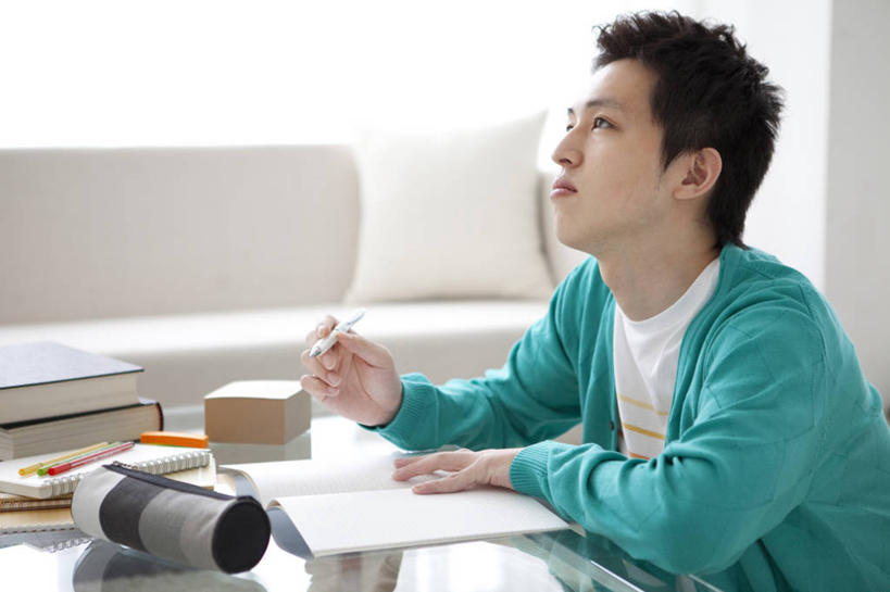 东方人,一个人,客厅,坐,横图,室内,白天,侧面,靠垫,沙发,桌子,玻璃,亚洲,仅一个男性,仅一个人,握,服装,笔,办公用品,记事本,靠枕,拿,茶几,拿着,注视,休闲装,黄种人,玻璃制品,文具,仅一个年轻男性,衣服,绿色,本子,笔记本,铅笔,学习用品,垫子,枕头,观察,看,休闲,休闲服,握着,服饰,观看,文具用品,察看,起居室,关注,自动铅笔,布艺沙发,客堂,男人,男性,年轻男性,亚洲人,坐着,半身,彩图