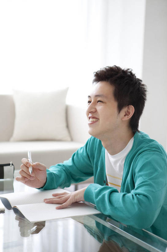 东方人,一个人,客厅,坐,笑,微笑,露齿笑,竖图,室内,白天,侧面,靠垫,沙发,桌子,玻璃,亚洲,仅一个男性,仅一个人,握,服装,笔,办公用品,记事本,靠枕,拿,茶几,拿着,注视,休闲装,黄种人,玻璃制品,文具,仅一个年轻男性,衣服,绿色,本子,笔记本,铅笔,学习用品,垫子,枕头,观察,看,休闲,休闲服,握着,服饰,观看,文具用品,察看,起居室,关注,自动铅笔,布艺沙发,客堂,男人,男性,年轻男性,亚洲人,坐着,半身,彩图