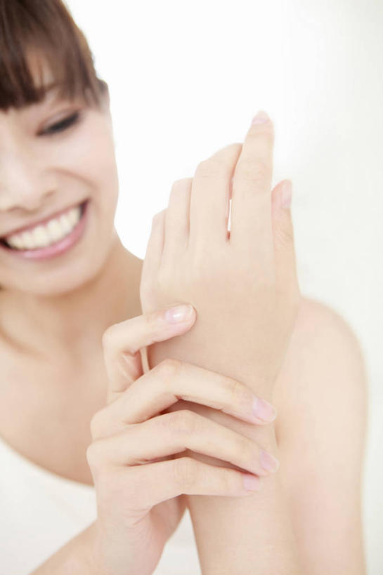 东方人,脸,头,脸颊,手,一个人,笑,微笑,露齿笑,竖图,室内,特写,白天,正面,化妆,美容,吊带,亚洲,双手,仅一个年轻女性,仅一个女性,仅一个人,擦,抚摸,护肤,服装,美白,注视,吊带衫,黄种人,衣服,白色,观察,看,清洁,保养,享受,休闲,手部,放松,去角质,擦拭,保健,服饰,观看,保湿,察看,滋润,衣着,护肤品,穿着,关注,去死皮,护肤用品,舒缓,护手霜,养颜,去污,控油,紧肤,嫩肤,祛痘,去痘,祛角质,抗衰,再生,增白,补水,祛斑,抗皱,防皱,除皱,去皱,衣饰,揩擦,拭,年轻女性,女人,女性,亚洲人,头部,脸部,脸蛋,面部,半身,彩图,轻抚