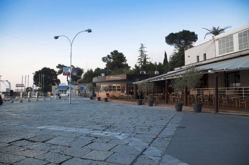 无人,家,横图,室外,白天,正面,度假,美景,植物,城市风光,城市,道路,路,路灯,公路,照明,欧洲,克罗地亚,阴影,光线,影子,房屋,屋子,景观,公寓,灯光,交通,娱乐,洋房,楼房,住宅,灯,树,树木,蓝色,绿色,蓝天,天空,阳光,自然,天,享受,休闲,景色,放松,生长,晴朗,成长,照亮,照明设备,万里无云,首府,克罗地亚共和国,里耶卡,晴空,晴空万里,马路,彩图,房子,滨海和山区县