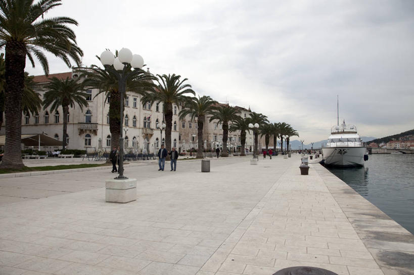 西方人,三个人,伙伴,朋友,家,码头,站,横图,室外,白天,正面,度假,友谊,美景,植物,城市风光,城市,港口,船,棕榈树,叶子,欧洲,克罗地亚,欧洲人,一排,许多,停靠,服装,整齐,并列,并排,房屋,屋子,景观,乌云,云,阴天,云朵,公寓,绿叶,很多,云彩,注视,休闲装,娱乐,洋房,楼房,游轮,住宅,游船,树,树木,排列,衣服,绿色,天空,自然,交通工具,天,观察,看,站着,享受,休闲,休闲服,嫩叶,景色,放松,服饰,生长,成长,观看,察看,昏暗,阴沉,队列,关注,停泊,载具,平行,棕榈叶,游艇码头,旅游船,克罗地亚共和国,达尔马提亚,达尔马提亚群岛,友情,男人,男性,年轻男性,白种人,叶,叶片,棕树,棕榈,站立,彩图,全身,房子,摆渡口,埠头,渡口,渡头,港湾,海港,口岸,特罗吉尔