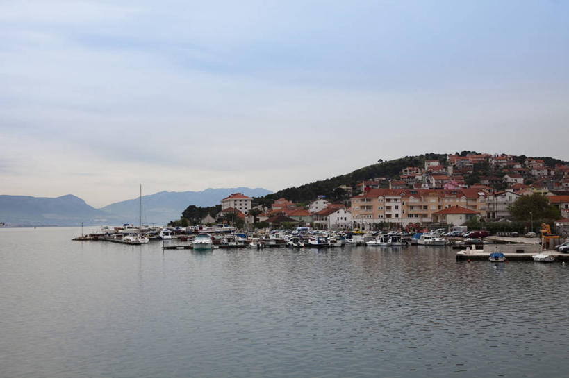 无人,家,码头,横图,室外,白天,正面,旅游,度假,海浪,海洋,美景,山,山脉,城市风光,城市,港口,建筑,船,克罗地亚,停靠,阴影,光线,影子,房屋,屋子,景观,浪花,山峰,云,云朵,公寓,建筑群,游艇,山峦,云彩,娱乐,建设,洋房,楼房,住宅,蓝色,白云,蓝天,天空,阳光,海水,交通工具,群山,天,享受,休闲,景色,放松,晴朗,停泊,载具,海景,游艇码头,克罗地亚共和国,达尔马提亚,达尔马提亚群岛,大海,风浪,海,海水的波动,近岸浪,涌浪,晴空,彩图,房子,摆渡口,埠头,渡口,渡头,港湾,海港,口岸,特罗吉尔