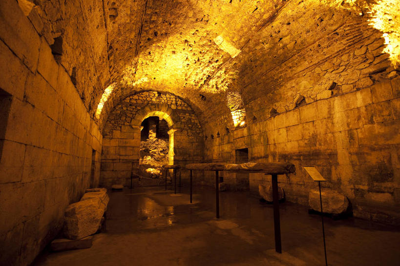 无人,横图,室内,白天,正面,旅游,度假,名胜古迹,水,标志建筑,地标,建筑,照明,欧洲,克罗地亚,阴影,遗迹,光线,壁灯,液体,影子,水滴,走道,走廊,过道,灯光,古迹,文物,娱乐,建设,古建筑,灯,灯具,享受,休闲,旅游胜地,放松,照亮,照明设备,古文明,首府,克罗地亚共和国,斯普利特,戴克里先宫,斯普利特.达尔马提亚县,彩图