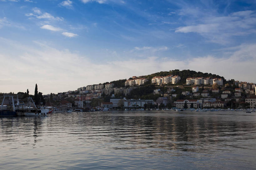 无人,家,横图,室外,白天,正面,旅游,度假,海浪,海洋,美景,山,山脉,树林,植物,城市风光,城市,建筑,轮船,船,欧洲,克罗地亚,阴影,光线,影子,房屋,屋子,景观,浪花,山峰,云,云朵,公寓,建筑群,山峦,云彩,娱乐,建设,洋房,楼房,住宅,树,树木,蓝色,绿色,白云,蓝天,天空,阳光,自然,海水,交通工具,群山,天,享受,休闲,景色,放松,生长,晴朗,成长,载具,海景,首府,杜布罗夫尼克,克罗地亚共和国,拉古萨,达尔马提亚,达尔马提亚群岛,大海,风浪,海,海水的波动,近岸浪,涌浪,晴空,彩图,房子,杜布罗夫尼克.内雷特瓦县