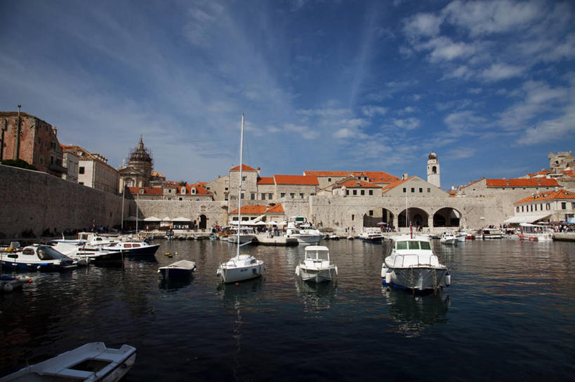 无人,家,码头,横图,室外,白天,正面,旅游,度假,美景,城市风光,城市,港口,建筑,船,欧洲,克罗地亚,许多,停靠,阴影,光线,影子,房屋,屋子,景观,云,云朵,公寓,建筑群,游艇,云彩,娱乐,建设,洋房,楼房,住宅,蓝色,白云,蓝天,天空,阳光,交通工具,天,享受,休闲,景色,放松,晴朗,停泊,载具,游艇码头,首府,杜布罗夫尼克,克罗地亚共和国,拉古萨,达尔马提亚,达尔马提亚群岛,晴空,彩图,房子,摆渡口,埠头,渡口,渡头,港湾,海港,口岸,杜布罗夫尼克.内雷特瓦县