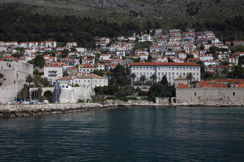 无人,家,码头,横图,室外,白天,正面,旅游,度假,美景,山,山脉,树林,植物,城市风光,城市,港口,建筑,欧洲,克罗地亚,阴影,光线,影子,房屋,屋子,景观,山峰,公寓,建筑群,山峦,娱乐,建设,洋房,楼房,住宅,树,树木,绿色,阳光,自然,群山,享受,休闲,景色,放松,生长,成长,游艇码头,首府,杜布罗夫尼克,克罗地亚共和国,拉古萨,达尔马提亚,达尔马提亚群岛,彩图,房子,摆渡口,埠头,渡口,渡头,港湾,海港,口岸,杜布罗夫尼克.内雷特瓦县