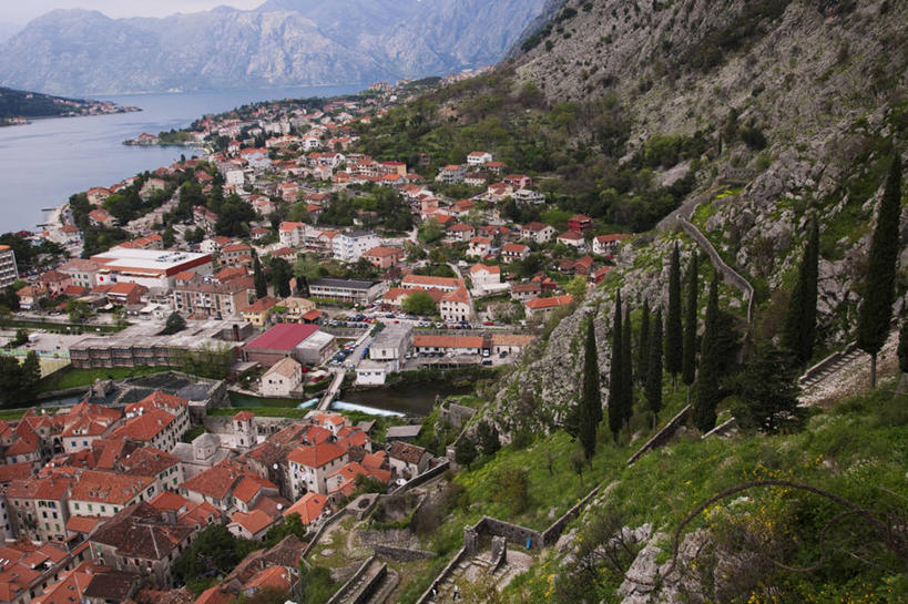 无人,家,横图,俯视,室外,白天,旅游,度假,海浪,海洋,石头,美景,山,山脉,树林,植物,城市风光,城市,建筑,欧洲,阴影,光线,石子,影子,房屋,屋子,景观,浪花,山峰,公寓,建筑群,山峦,娱乐,建设,洋房,楼房,住宅,树,树木,绿色,阳光,自然,海水,群山,享受,休闲,景色,放松,生长,成长,海景,黑山,黑山共和国,科托尔湾,大海,风浪,海,海水的波动,近岸浪,石块,涌浪,彩图,高角度拍摄,房子