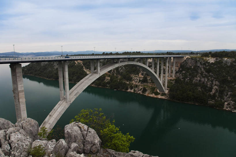 无人,家,横图,室外,白天,正面,度假,河流,石头,美景,山,山脉,水,城市风光,城市,欧洲,克罗地亚,阴影,光线,石子,影子,房屋,屋子,地平线,河水,景观,山峰,水流,云,云朵,公寓,桥,辽阔,地面,山峦,云彩,娱乐,石桥,洋房,楼房,拱桥,住宅,栈桥,蓝色,白云,蓝天,天空,阳光,群山,天,享受,休闲,广阔,景色,放松,拱形,晴朗,人行桥,石拱桥,一望无际,延伸,首府,天地相交,克罗地亚共和国,无边无际,一马平川,达尔马提亚,达尔马提亚群岛,希贝尼克,石块,晴空,彩图,房子,希贝尼克.克宁县,克尔卡河