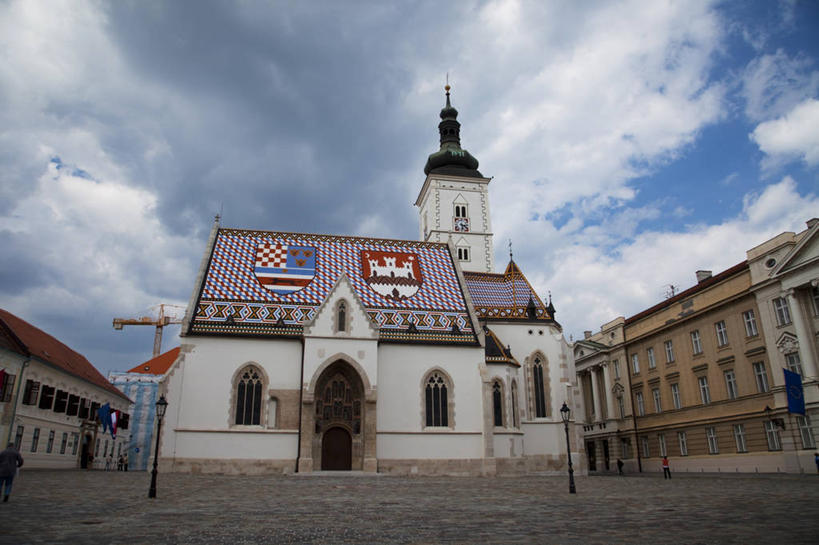 无人,教堂,横图,室外,白天,仰视,旅游,度假,标志建筑,地标,建筑,旗帜,欧洲,克罗地亚,阴影,节日,光线,影子,墙,云,云朵,首都,云彩,文化,娱乐,旗子,建设,墙壁,墙面,蓝色,白云,蓝天,天空,阳光,天,祈祷,享受,休闲,健康,旅游胜地,放松,许愿,宗教,信仰,晴朗,纪念,祈求,徽章,基督教,天主教,信念,旌旗,旗号,克罗地亚共和国,圣马可广场,萨格勒布,平安,晴空,彩图,低角度拍摄,大教堂,礼拜堂,圣马可教堂