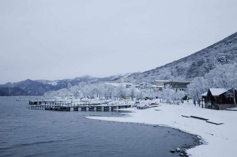 无人,公园,家,横图,室外,白天,正面,旅游,度假,美景,山,山脉,树林,雪,植物,大雪,日光,日本,亚洲,阴影,光线,影子,房屋,屋子,积雪,景观,山峰,雪景,冬季,冬天,山峦,娱乐,楼房,住宅,树,树木,蓝色,绿色,蓝天,天空,阳光,自然,群山,天,享受,休闲,景色,放松,寒冷,生长,晴朗,成长,自然风光,东亚,本州,万里无云,关东地方,本州岛,日本国,栃木,栃木县,群马,群马县,中禅寺湖,福岛,福岛县,严寒,日光市,日光国立公园,幸之湖,晴空,晴空万里,彩图,房子
