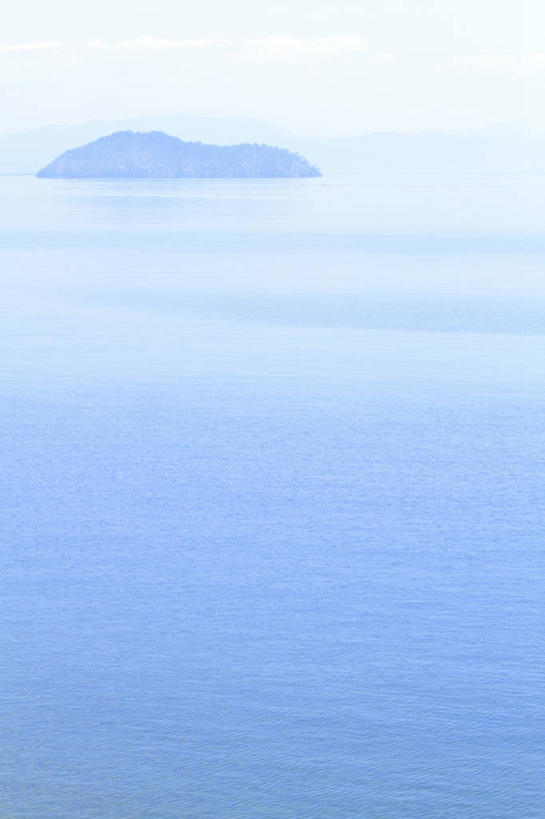 无人,竖图,室外,白天,正面,旅游,度假,岛屿,湖,湖泊,美景,山,山脉,水,日本,亚洲,阴影,波纹,光线,影子,岛,湖面,景观,山峰,水流,水面,涟漪,山峦,娱乐,倒影,水纹,天空,阳光,自然,波浪,湖水,群山,天,享受,休闲,景色,放松,倒映,自然风光,东亚,本州,本州岛,日本国,近畿地方,近畿,滋贺,滋贺县,琵琶湖,水晕,反照,列岛,群岛,诸岛,彩图