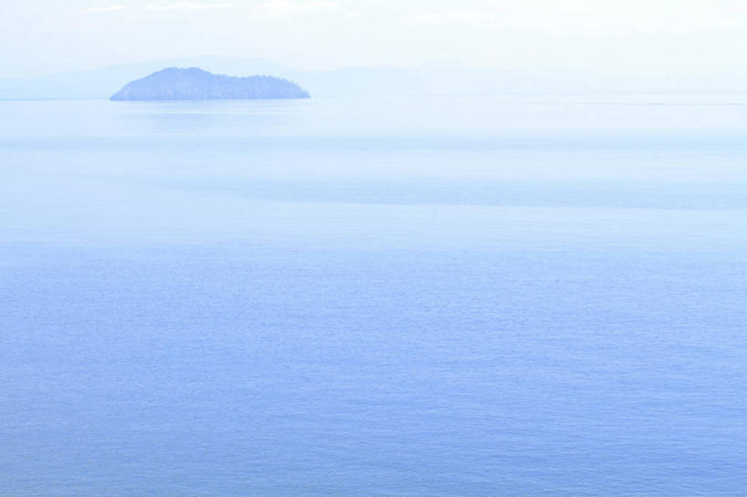 无人,横图,室外,白天,正面,旅游,度假,岛屿,湖,湖泊,美景,山,山脉,水,日本,亚洲,阴影,波纹,光线,影子,岛,湖面,景观,山峰,水流,水面,涟漪,山峦,娱乐,倒影,水纹,天空,阳光,自然,波浪,湖水,群山,天,享受,休闲,景色,放松,倒映,自然风光,东亚,本州,本州岛,日本国,近畿地方,近畿,滋贺,滋贺县,琵琶湖,水晕,反照,列岛,群岛,诸岛,彩图