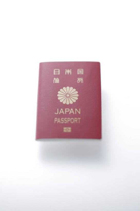 无人,竖图,俯视,室内,特写,白天,白色背景,桌面,桌子,静物,一本,阴影,反射,日文,英文,标志,文字,影子,字符,字母,标识,红色,本子,摄影,影棚,英文字母,护照,证明,通行,身份,日语,彩图,高角度拍摄,影棚拍摄,拍摄