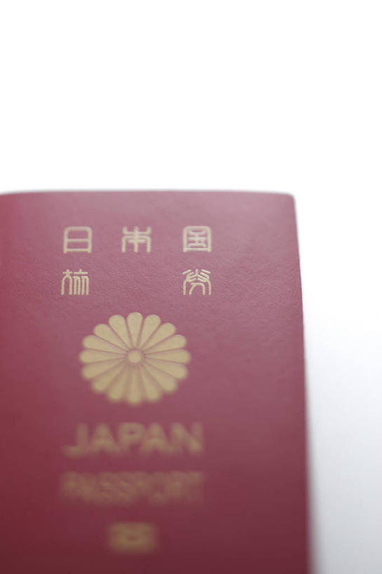 无人,竖图,俯视,室内,特写,白天,白色背景,桌面,桌子,静物,一本,阴影,反射,日文,英文,标志,文字,影子,字符,字母,标识,红色,本子,摄影,影棚,英文字母,护照,证明,通行,身份,日语,彩图,高角度拍摄,影棚拍摄,拍摄